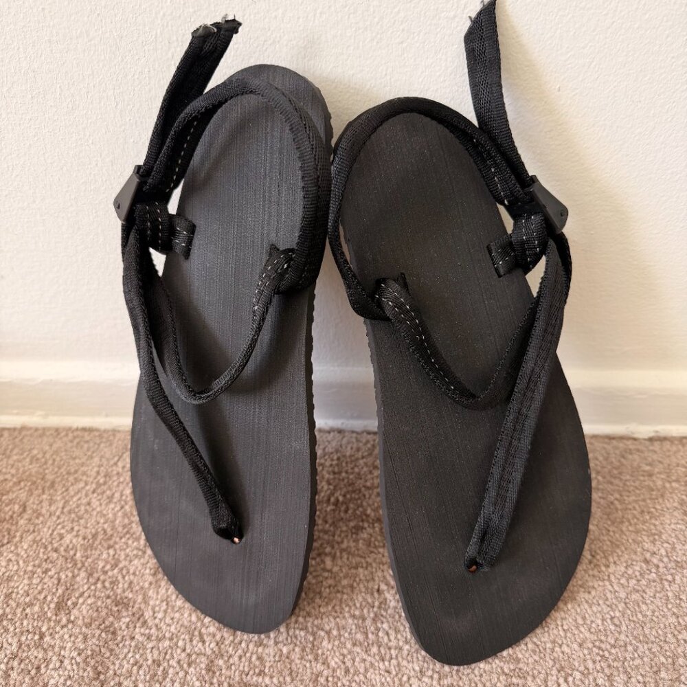 NWOT Earth Runners Grounding Sandals in black